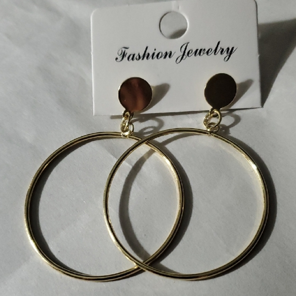 Chic Gold Circle Drop Earrings NWOT